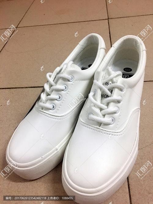小白鞋与运动鞋 图片素材中的时尚循环与经济密码